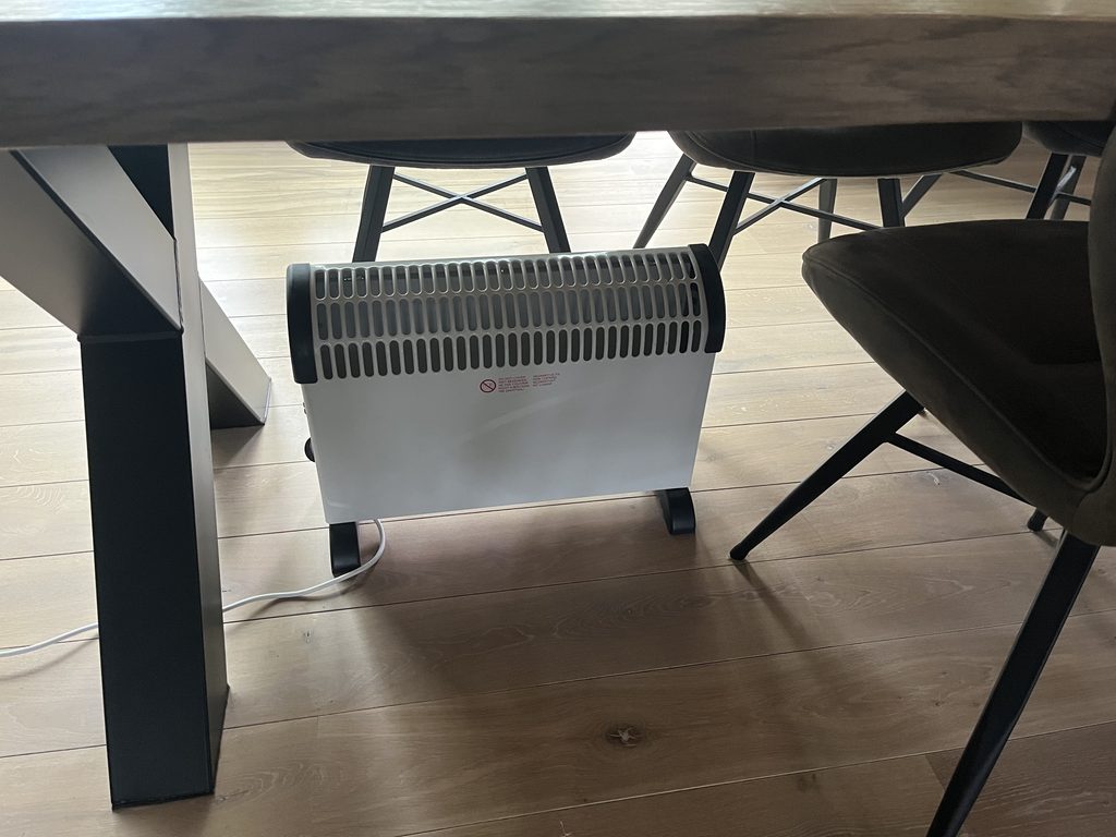 Elektrisch kacheltje onder tafel in de woonkamer